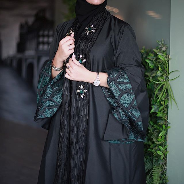 عبايات مطرزة بأحجار الكريستال