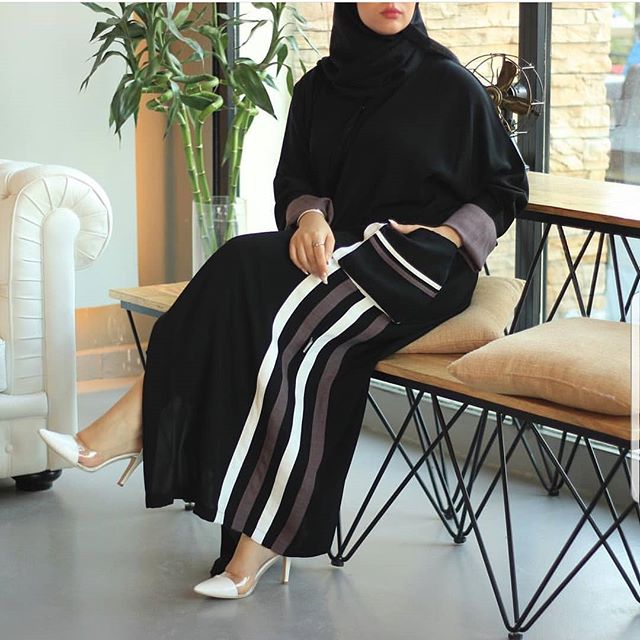 العبايه المخططة من جانب واحد