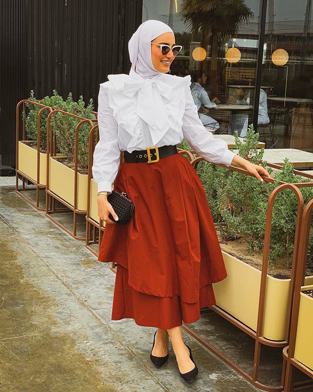 مع التنانير عالية الخصر