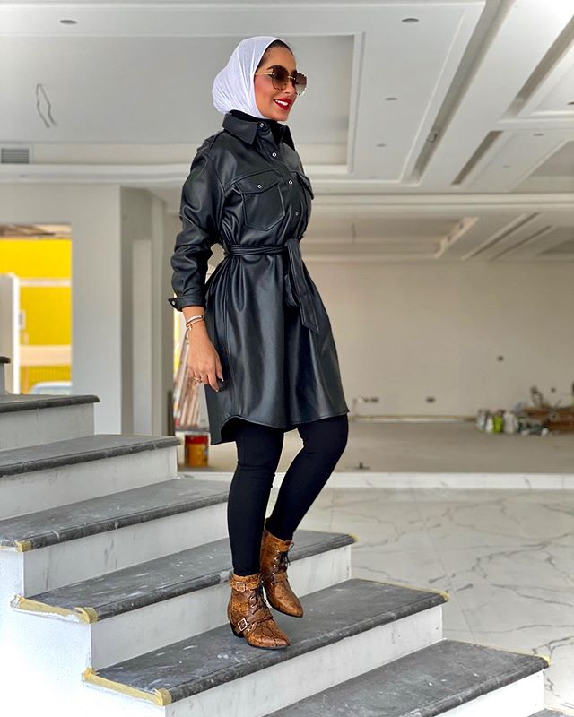 القميص الجلد مع حزام الخصر من دلال القبندي