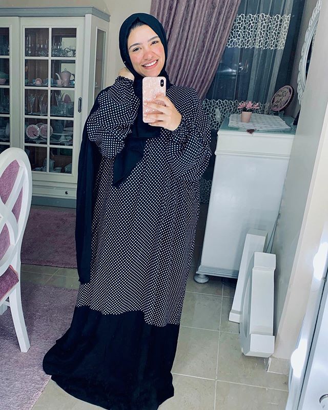 الفستان الواسع المنقط من دينا رزق