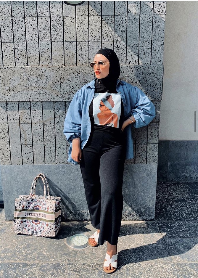 القميص الجينز المفتوح مع اللوك المحايد
