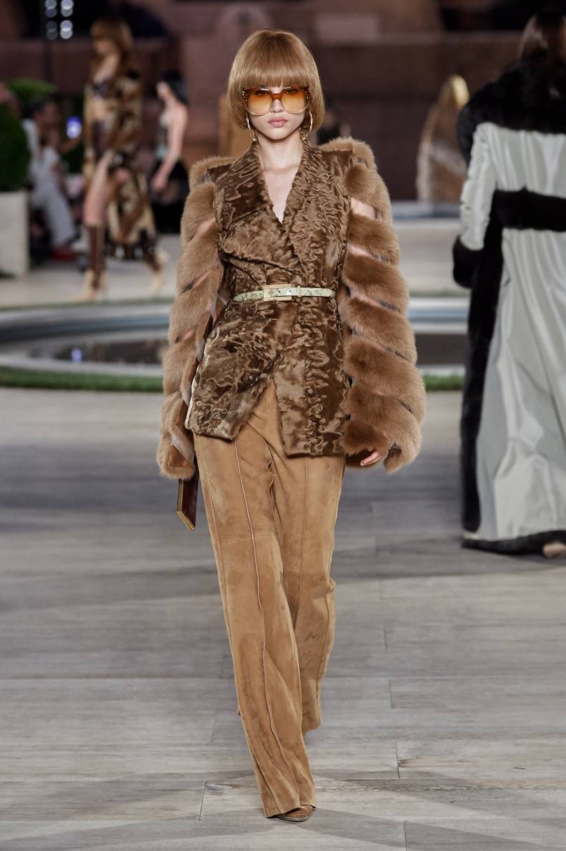  البدلة الفرو من Fendi فيندي