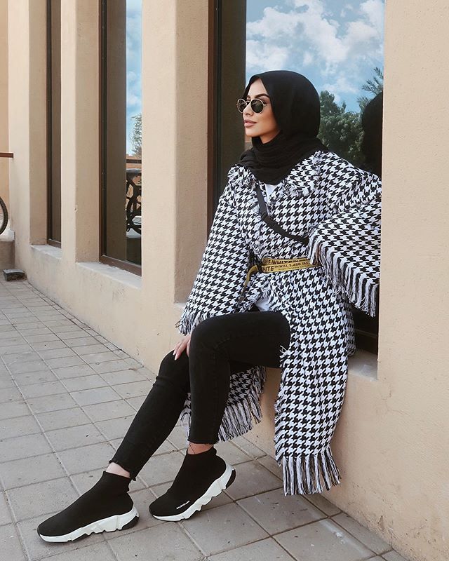 الحذاء الكاحل الرياضي باللون الأسود من الفاشينيستا سهى