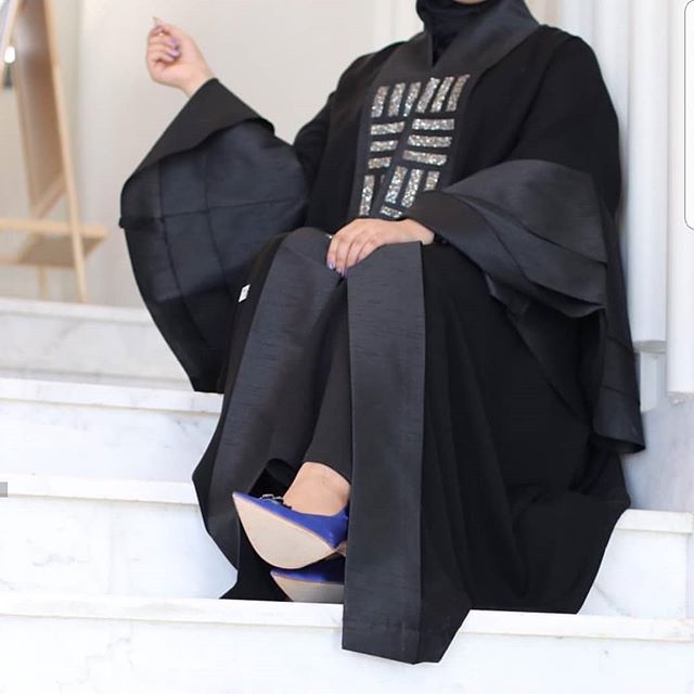 العبايه السوداء مع أكمام الستان