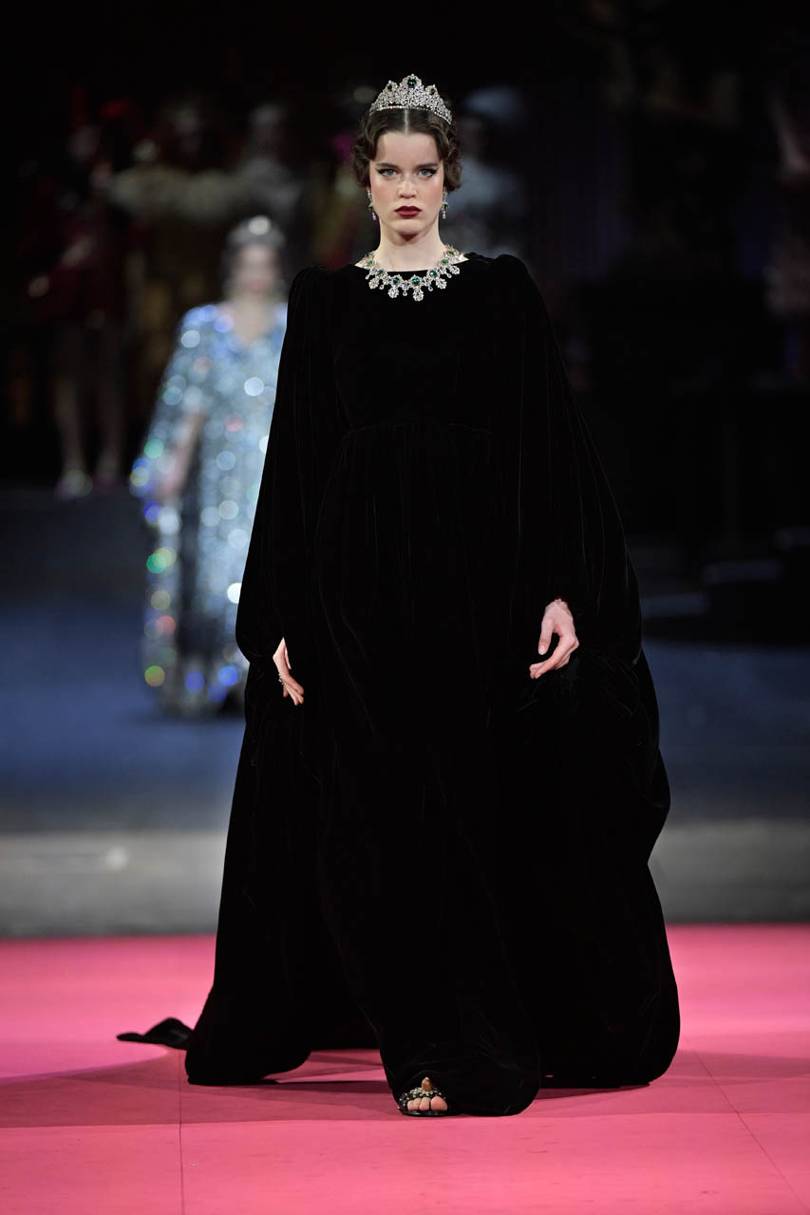 فساتين بتصميم الكاب من Dolce & Gabbana