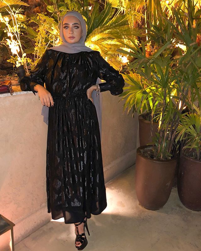 فستان أسود شفون بلمسة لامعة من لانا حطاب