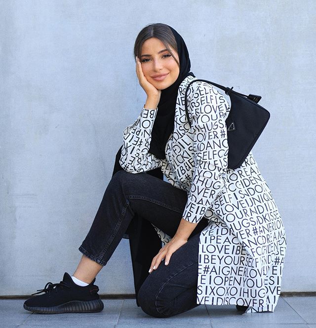 الحذاء الرياضي الأسود مع البليزر والجينز من فاطمة حسام