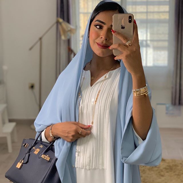 العبايه بألوان النود من قطعتين بأسلوب فاطيمة المازمي