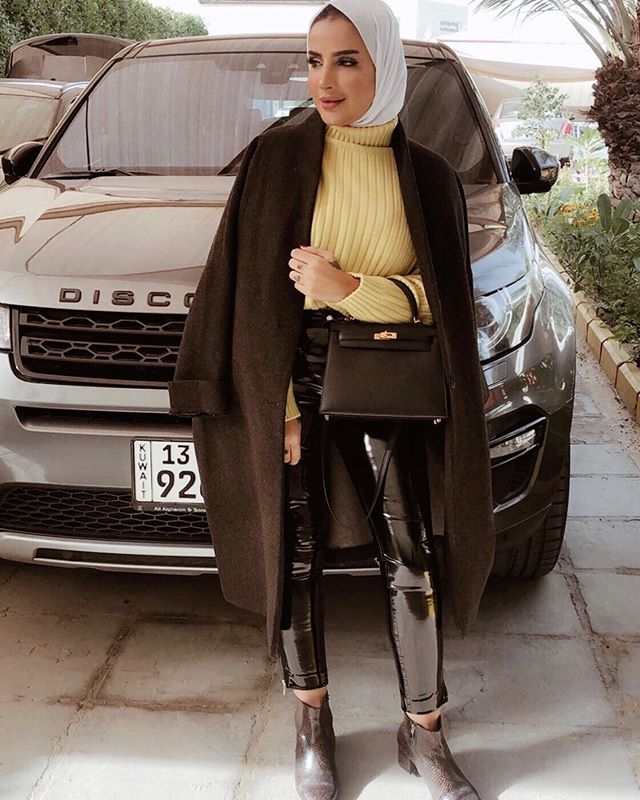 المعطف الصوف البني مع البنطلون الجلد