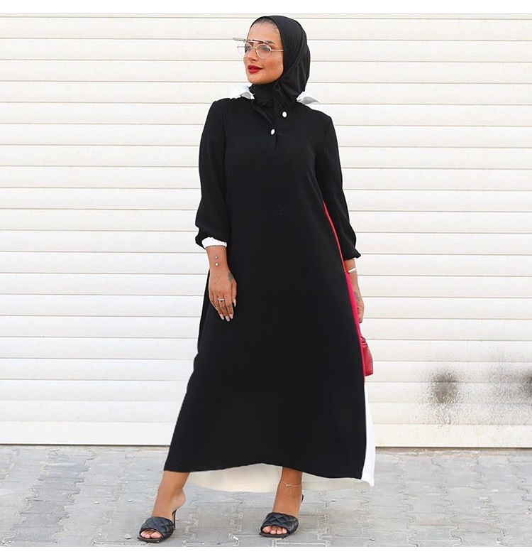 عبايه سوداء ناعمة بتنسيق بسيط