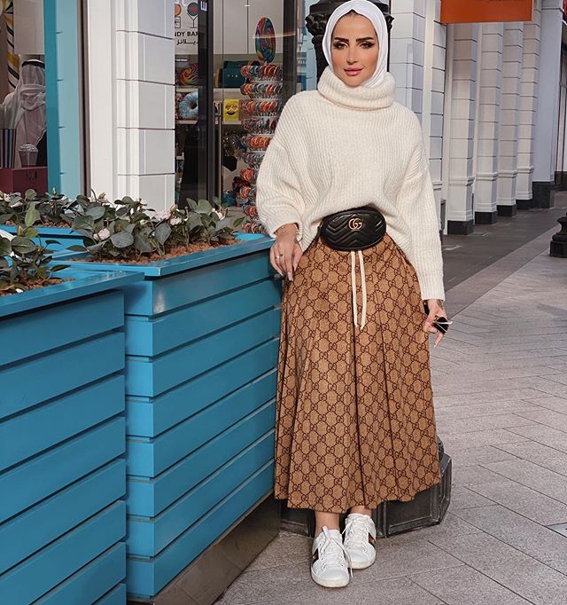 الحذاء الرياضي مع التنورة وكنزة الصوف بأسلوب فطامي بو حمد