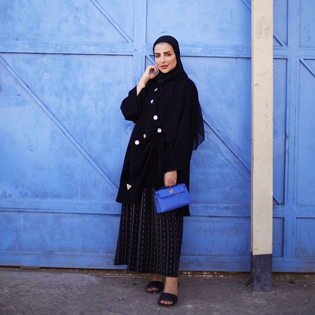 البلوزة الطويلة مع التنورة المكسرة