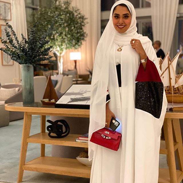 العبايه البيضاء مع الأكمام الملونة اللامعة