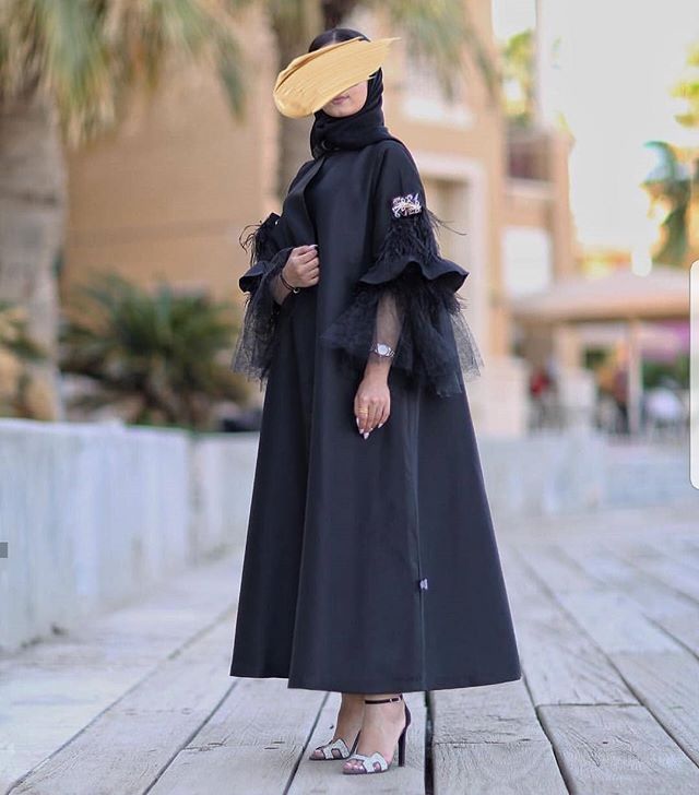العبايه السوداء مع أكمام الجرس
