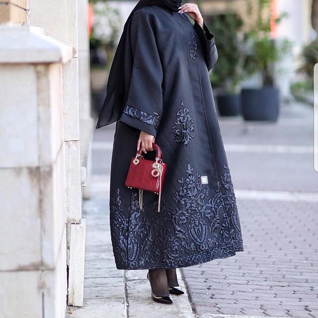 العبايه المنفوشة المطرزة