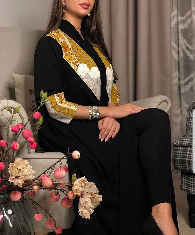 العبايه مع أكمام ملونة بدرجات منعشة
