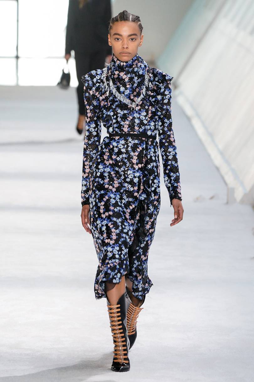  فستان أزرق مطبع بالورود من Giambattista Valli
