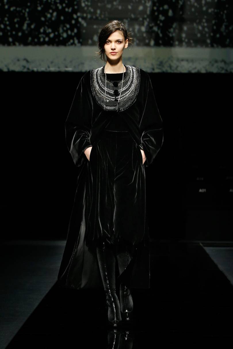 العبايه الفيلفت باللون الأسود الفخم من Giorgio Armani