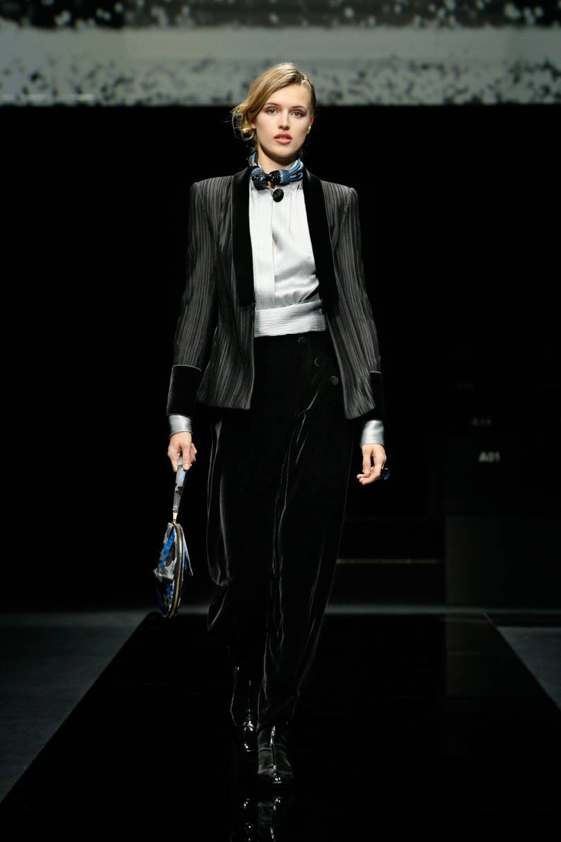 البدلة مع اللمسة المخملية من Giorgio Armani