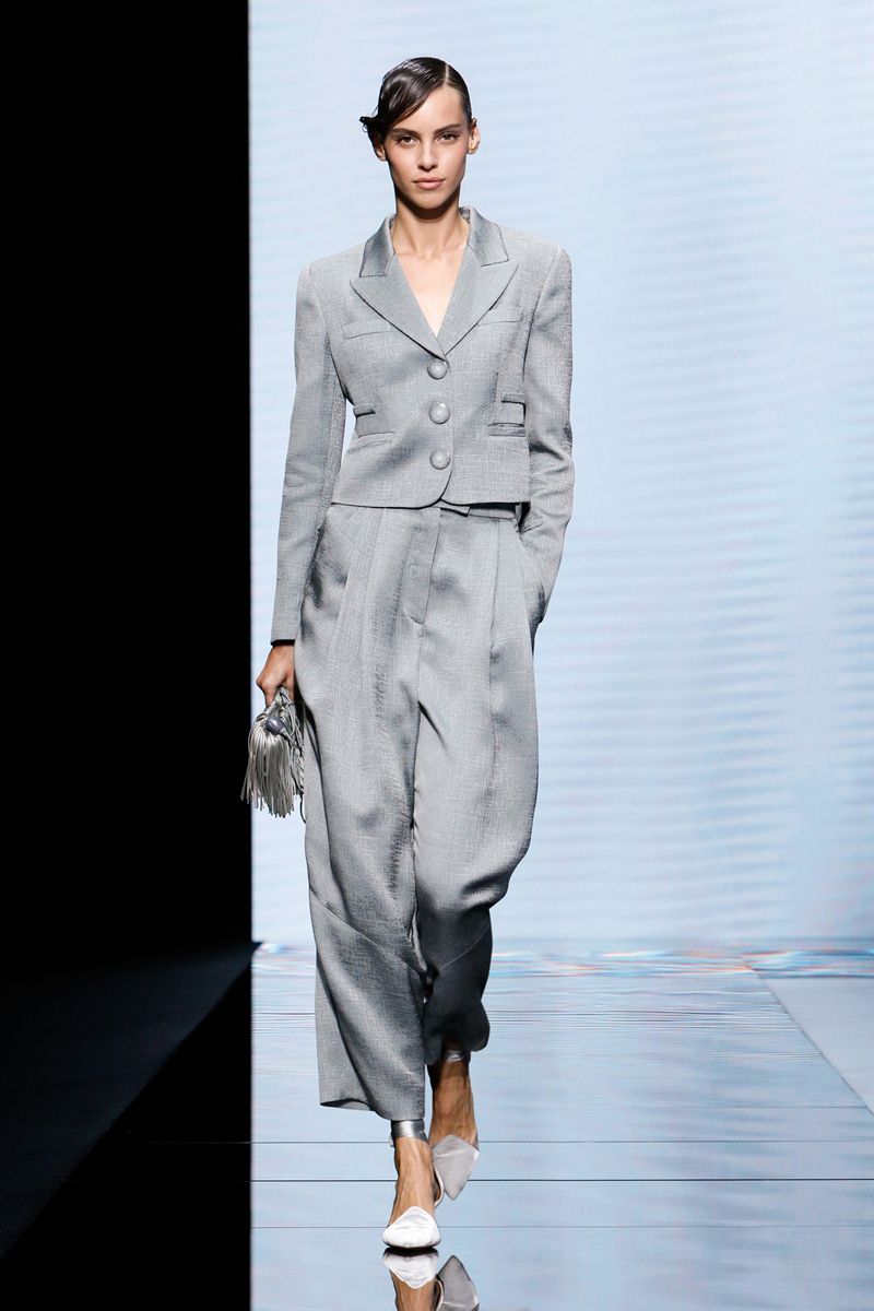 البدلة الواسعة مع خامات راقية من مجموعة Giorgio Armani