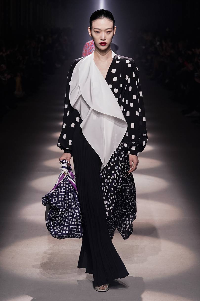 العباية الفستان من Givenchy مع لمسة النقوشات