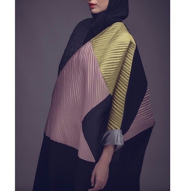 عبايه واسعة بألوان عصرية بتصميم الـ Wrap