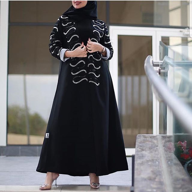 العبايه المطرزة بالخرز الأبيض