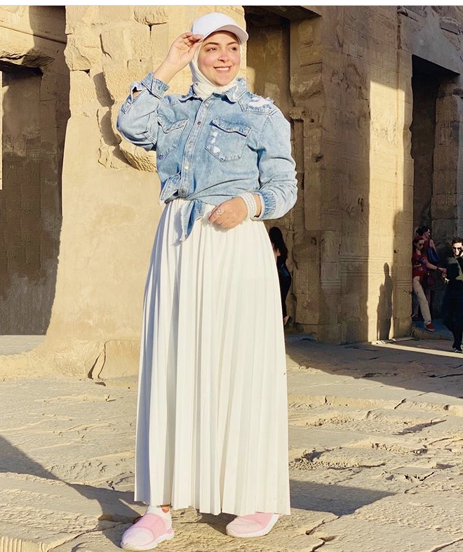 القميص الجينز القصير مع التنورة