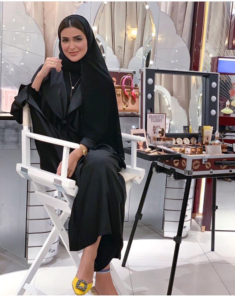 عبايات حنين الصيفي بسيطة باللون الأسود