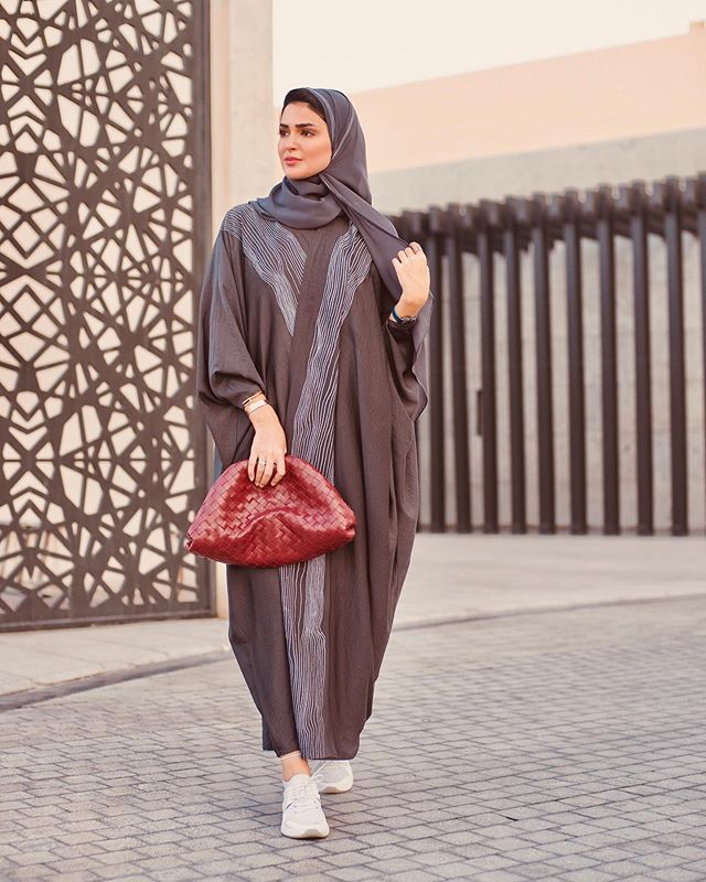 عبايه كاجوال مفتوحة مع أكمام الفراشة من حنين الصيفي