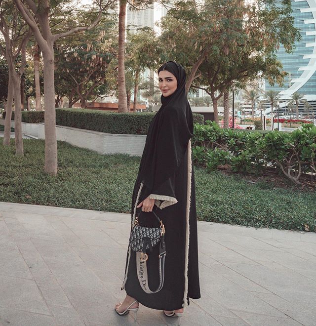 العبايه السوداء مع شريط الشراشيب بأسلوب حنين الصيفي
