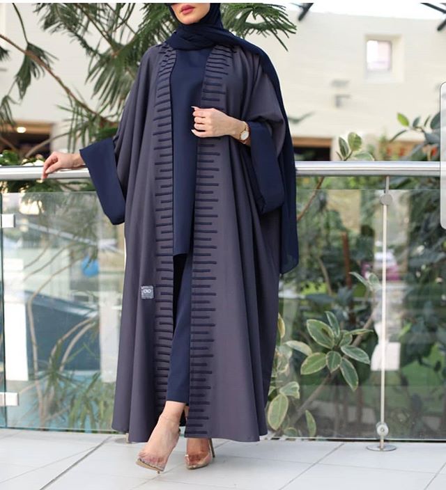 العبايه بقصّة واسعة باللون الازرق الداكن