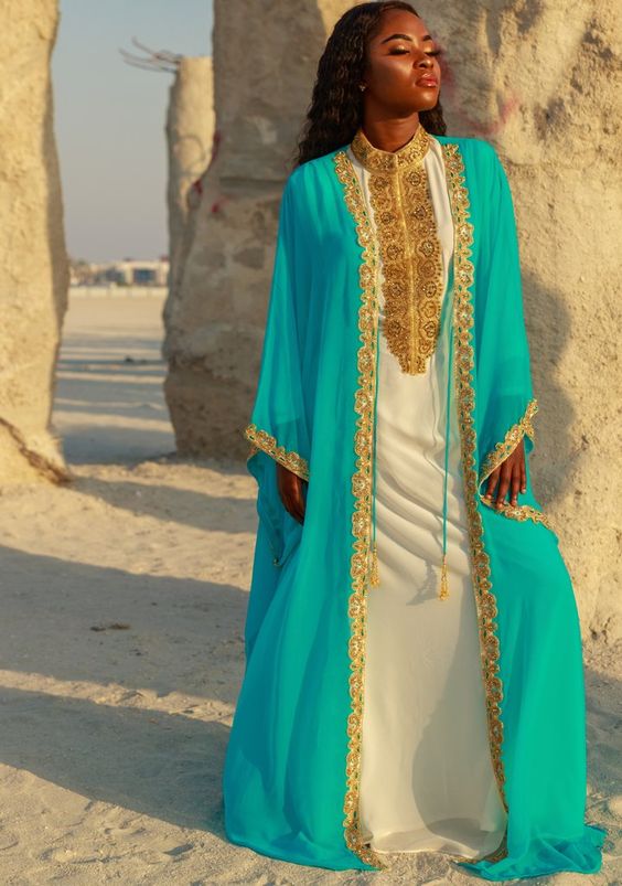 البشت النسائي بألوان البحر لاطلالة مبهجة