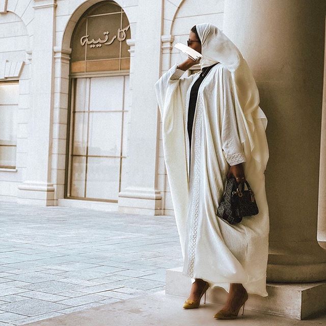 العبايه باللون الأبيض الكريمي مع الموديل