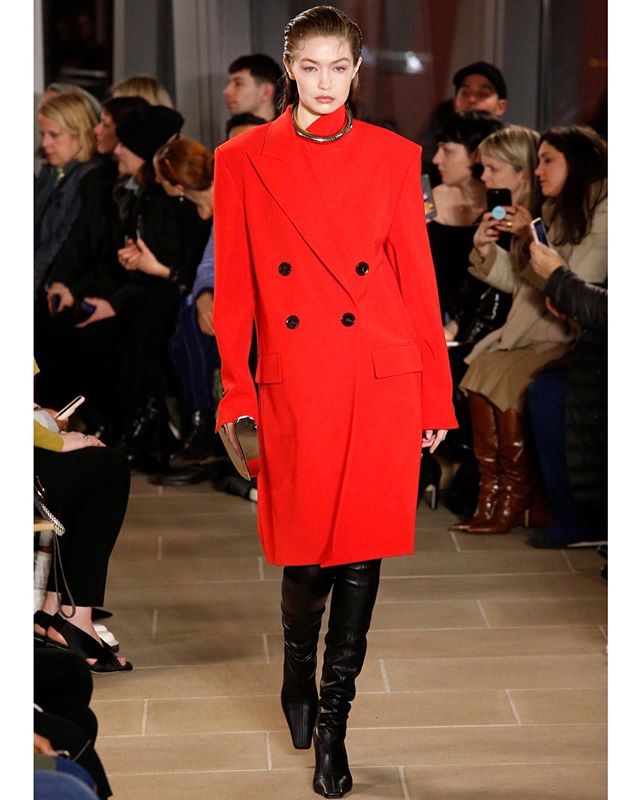 جيجي حديد بمعطف طويل من Proenza Schouler