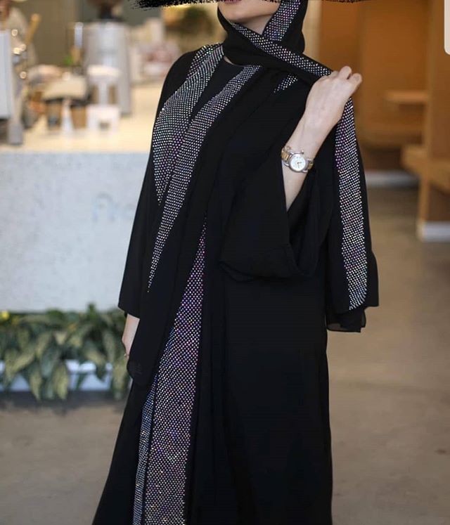 عبايات سوداء مع الخرز اللامع على إطار العبايه