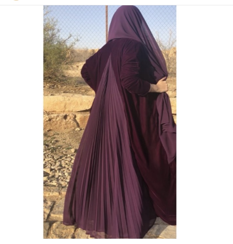 عبايه باللون الأحمر العنبي مع فتحة بليسيه جذابة