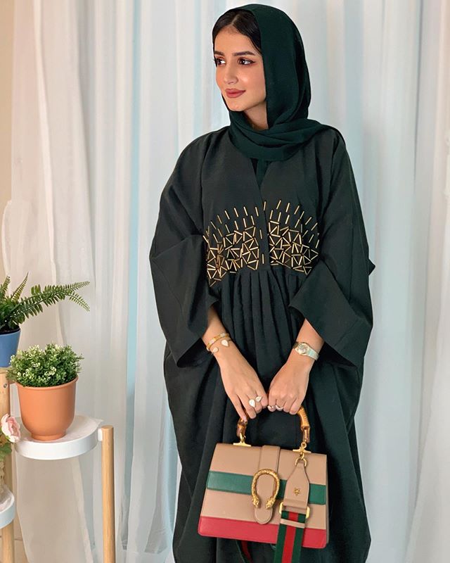 عباية سودا مكشكشة مع الخرز الذهبي