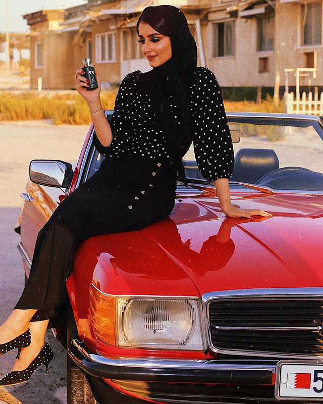 اطلالة بالأسود مع لمسة البولكا دوت من خولة المراغي