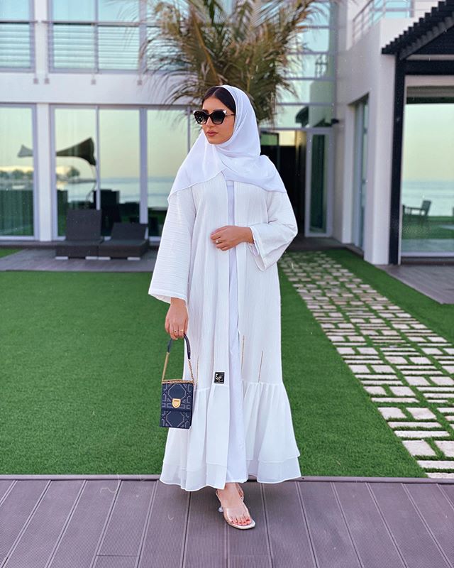 العبايه البيضاء مع الكشكشة