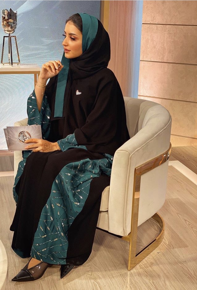 العبايه السوداء مع تطريزات براقة من خولة المراغي