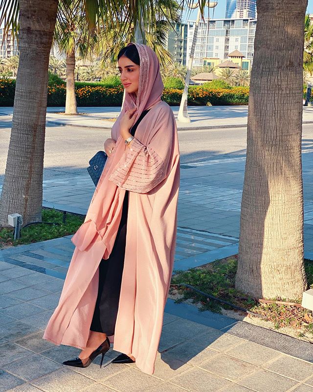 العبايه الروز المفتوحة من خولة المراغي