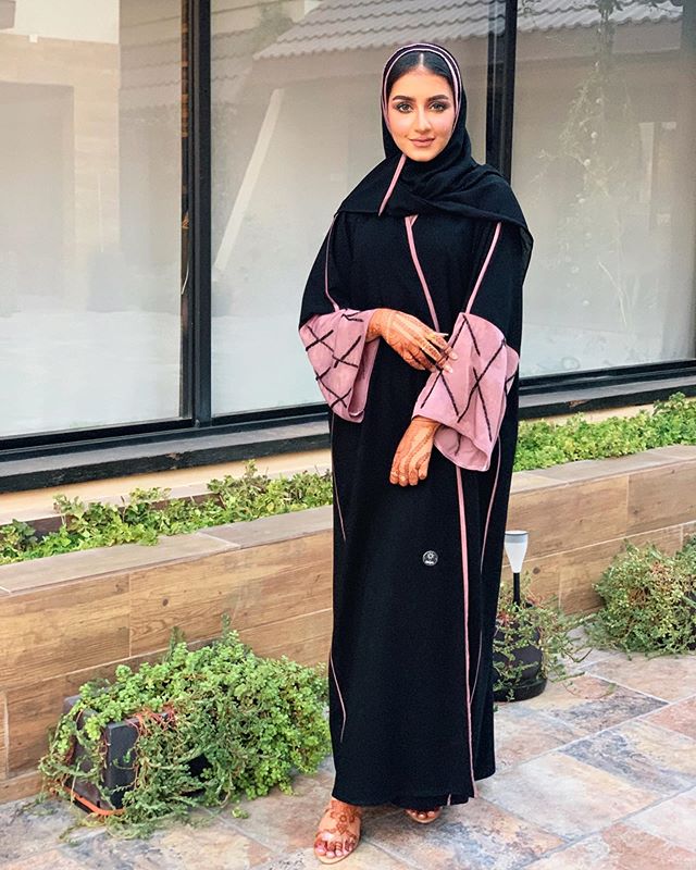 العبايه المفتوحة السوداء مع الأكمام الملونة