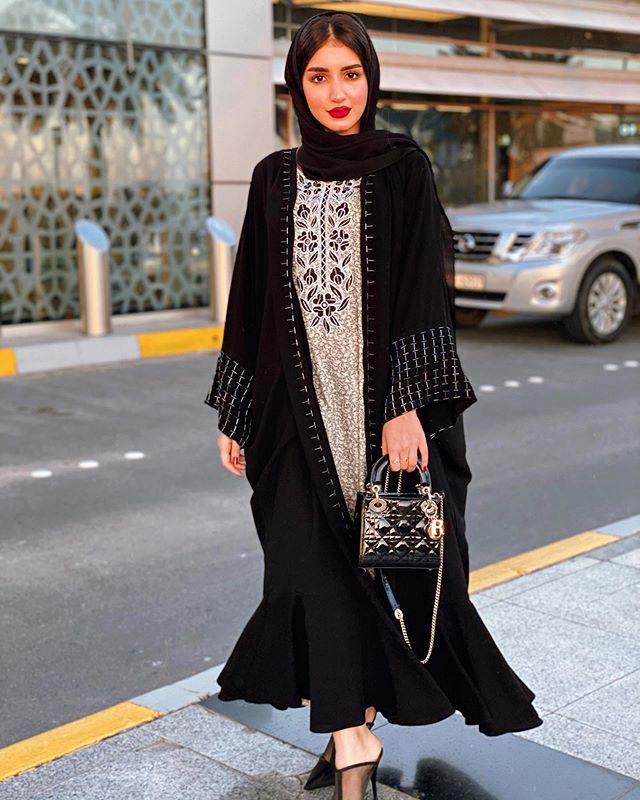 العبايه المكشكشة مع شنطة ديور Dior الفخمة