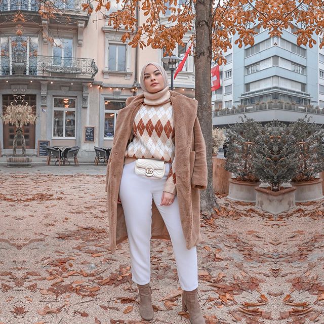 كنزة الصوف البيج الملونة من أمية زين