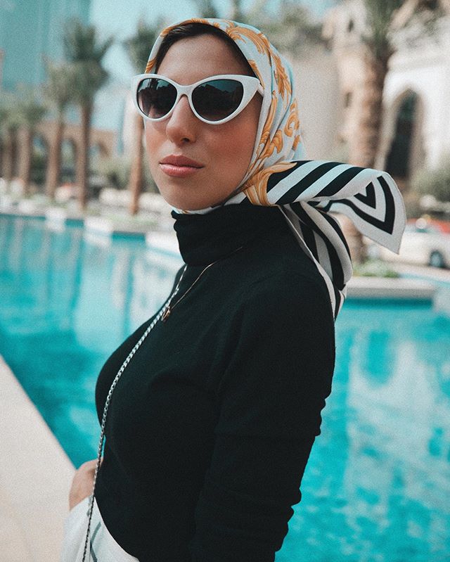 كيف تنسقين بلوفر الصوف عالي الرقبة مع الحجاب والأكسسوار؟
