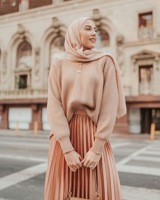 كنزة الصوف بالتنسيق المحايد