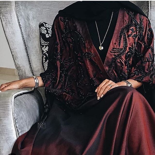 عبايات مع نقوشات الورود البارزة