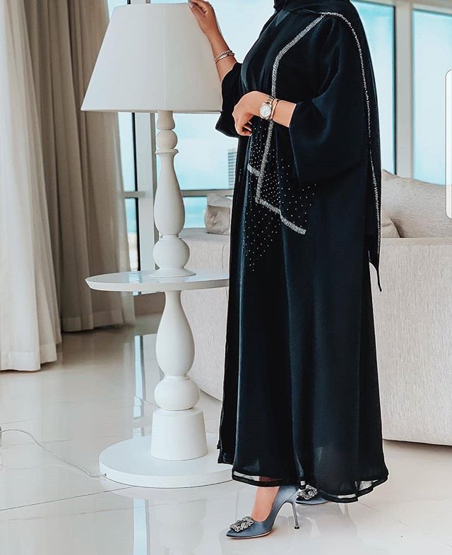 العبايه الشيفون باللون الأسود مع لمسة براقة